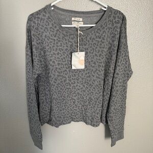 Thread & supply women’s leopard print long sleeve crop top, size medium